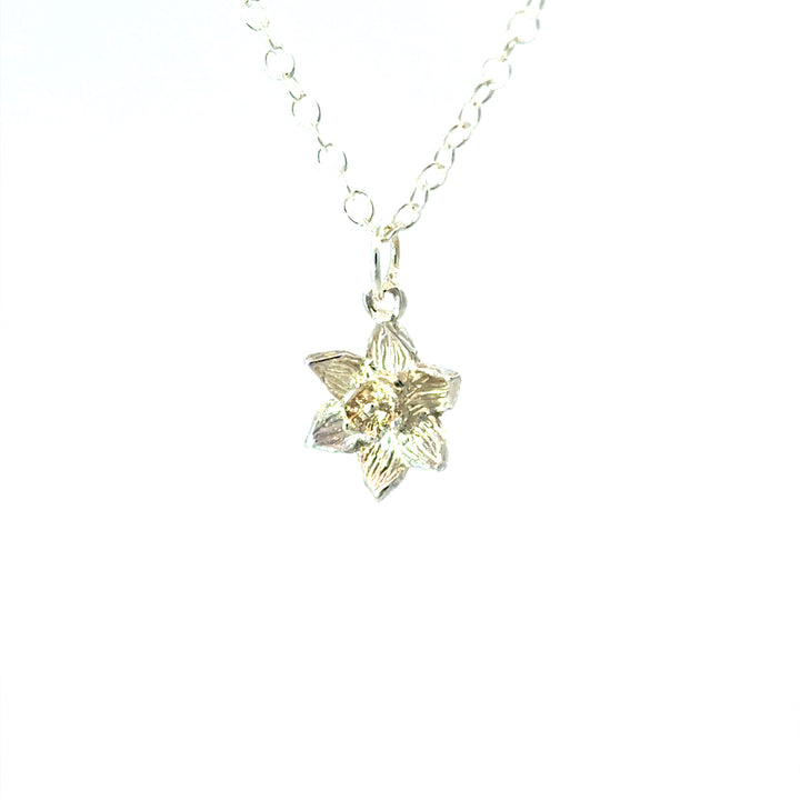 Blackbird Jewellery Sterling silver daffodil bloom necklace inspired by the March birth flower and the national flower of Wales side view