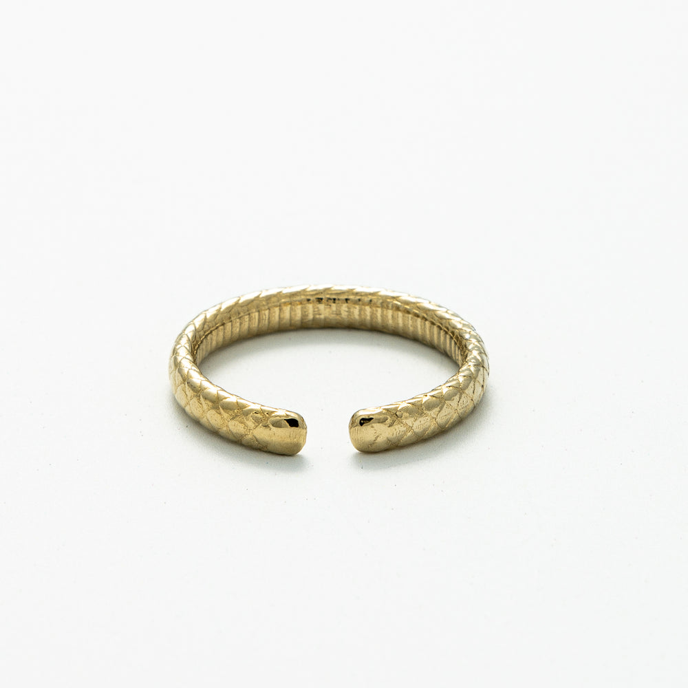 Blackbird Jewellery 18ct Gold Vermeil Snakeskin Band Ring showing back of ring – Handmade Adjustable Ring 