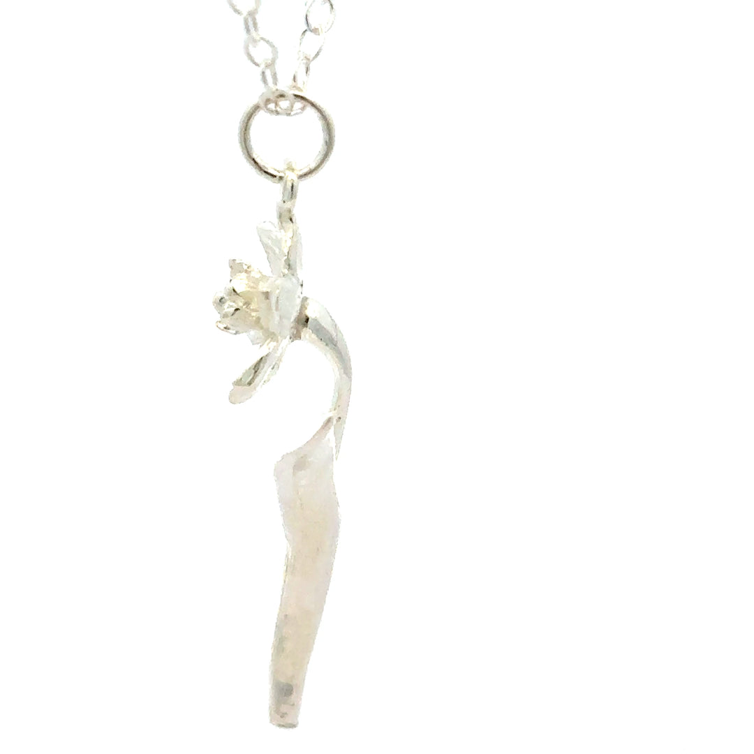 Blackbird Jewellery sterling silver daffodil bloom necklace inspired by the national flower of Wales side view