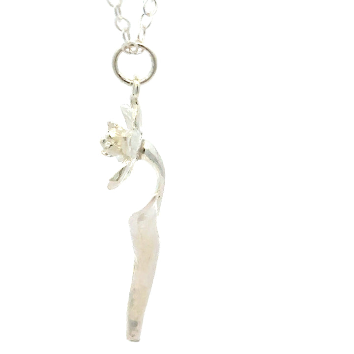 Blackbird Jewellery sterling silver daffodil bloom necklace inspired by the national flower of Wales side view