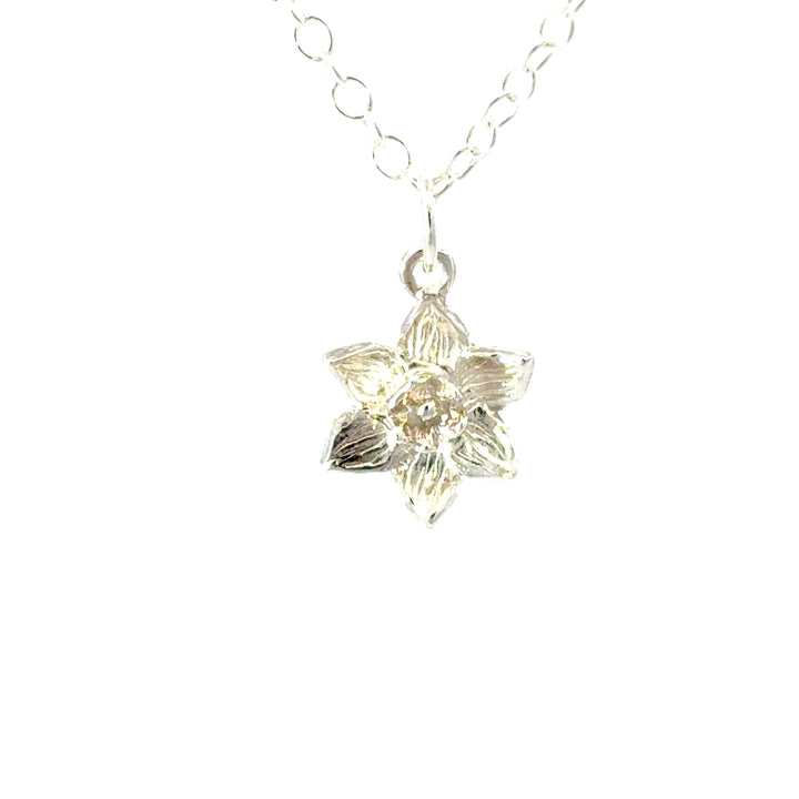Blackbird Jewellery Sterling silver daffodil bloom necklace inspired by the March birth flower and the national flower of Wales close up