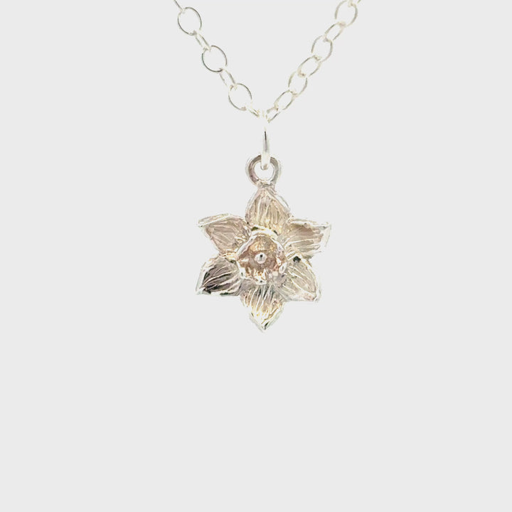 Blackbird Jewellery Sterling silver daffodil bloom necklace inspired by the March birth flower and the national flower of Wales turnaround detail